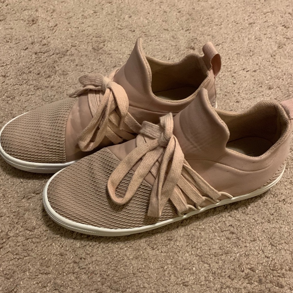 💓 Cute baby pink-nude Steve Madden sneakers 😍